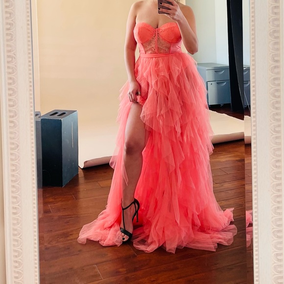 Edgy and modern gown - Picture 5 of 12